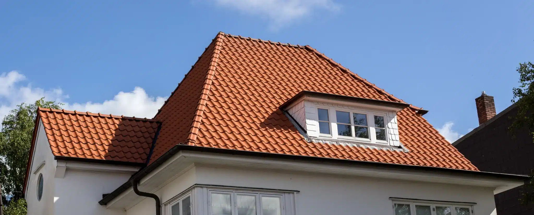 witte-woning-oranje-dakpannen-dakkapel witte woning oranje dakpannen dakkapel